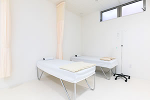 三重県四日市の内科・小児科「杉浦医院」の点滴専用処置室風景